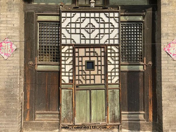 图(tú)   山(shān)西(xī)呂梁(liáng)孝義县民(mín)居十(shí)字(zì)套(tào)方(fāng)格带如(rú)意(yì)紋隔扇(shàn)600.jpg